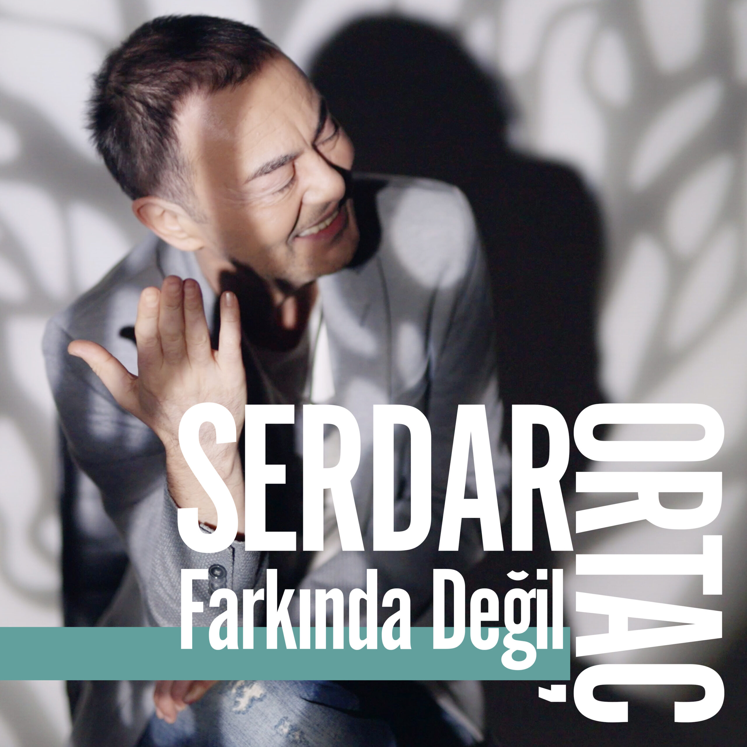 Serdar Ortaç’ tan Yepyeni Bir Çalışma….”Farkında Değil “