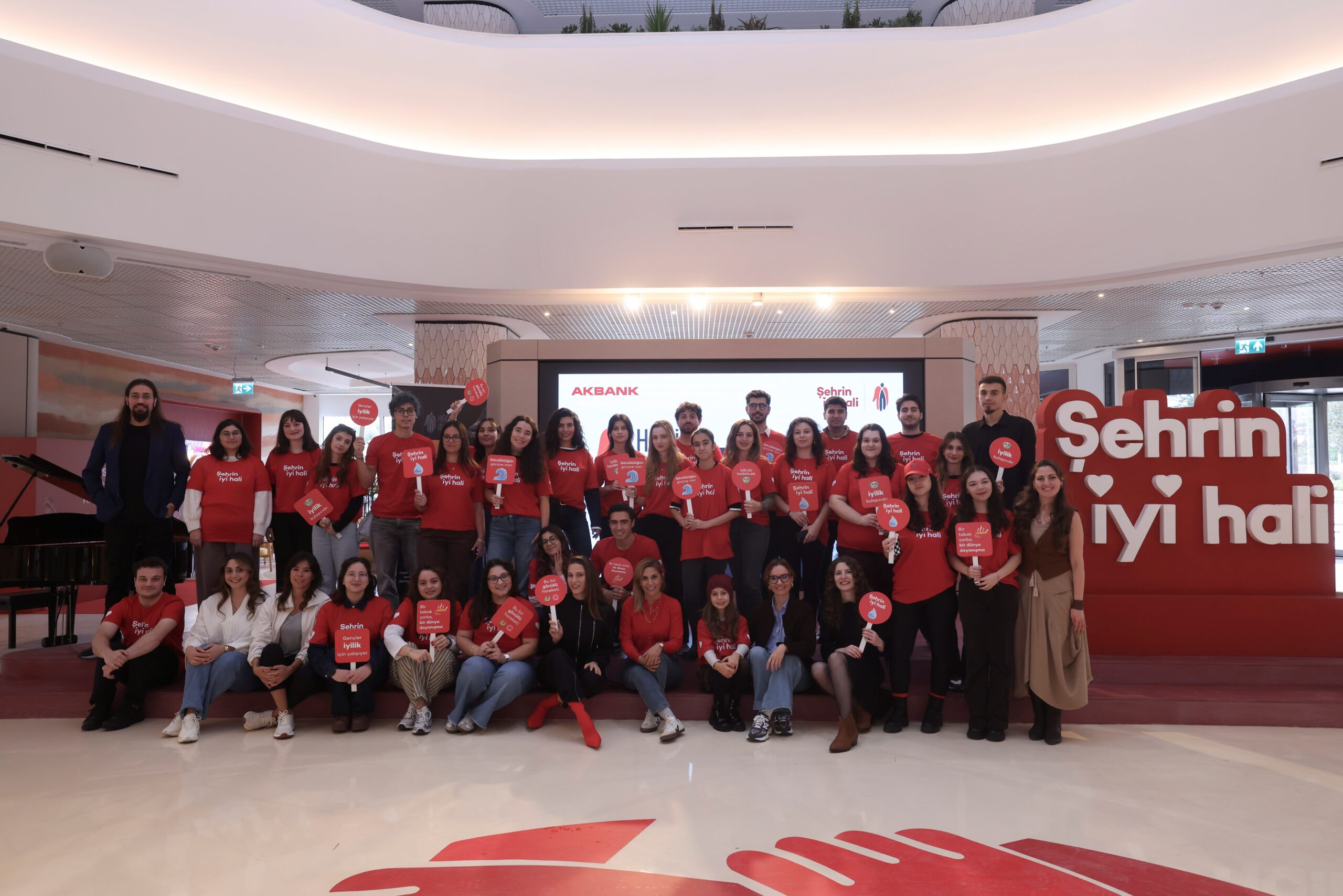 Serenay Sarıkaya, Akbank Şehrin İyi Hali  Gönüllüleriyle İşaret Dili Eğitimine Katıldı
